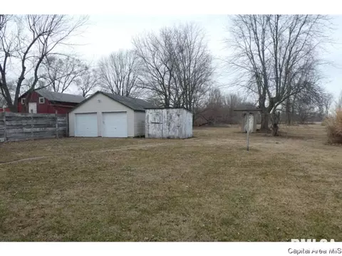 825 E Walnut St, Gillespie, IL 62033 photo 17
