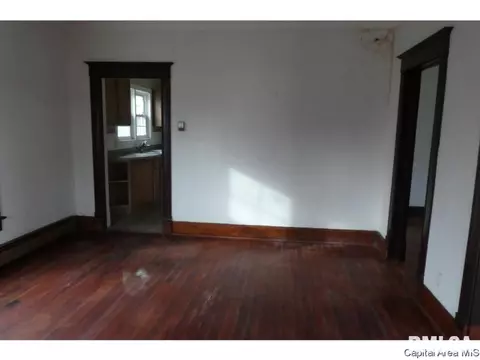 825 E Walnut St, Gillespie, IL 62033 photo 3