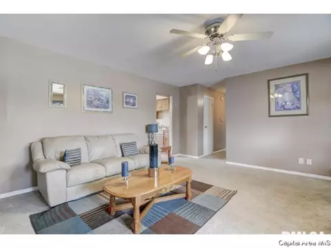 9 Lariat Dr, Springfield, IL 62702 photo 2