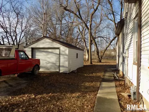 209 E Washington St, Athens, IL 62613 photo 2
