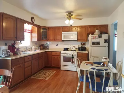 901 W Jackson, Abingdon, IL 61410 photo 3