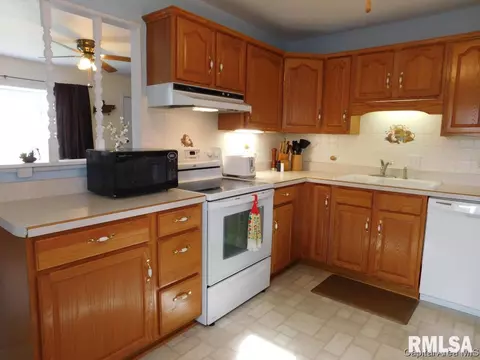 6 Claire Dr, Springfield, IL 62702 photo 2