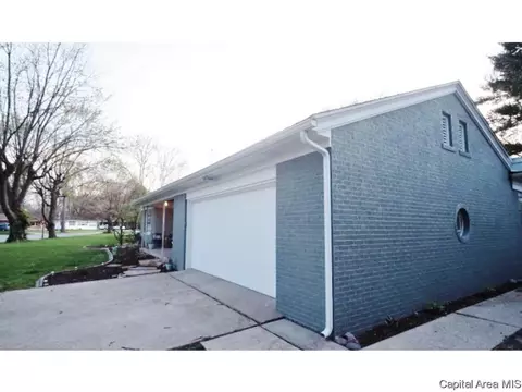 945 Greenview Dr, Springfield, IL 62704 photo 3
