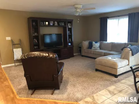 603 N Main St, Athens, IL 62613 photo 4