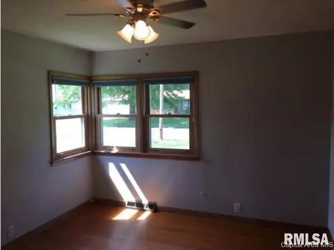 1102 Sunset Dr, Viola, IL 61486 photo 3