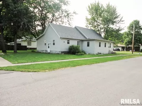 620 E Oak St, Taylorville, IL 62568 photo 2