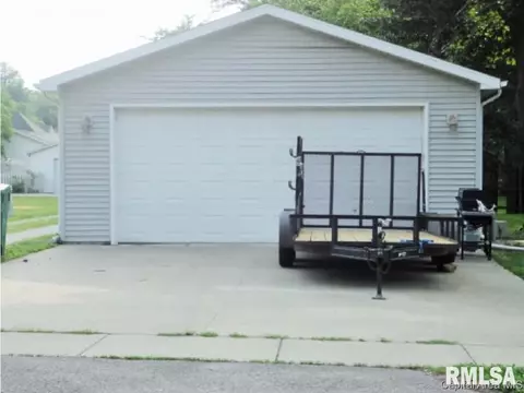 620 E Oak St, Taylorville, IL 62568 photo 3