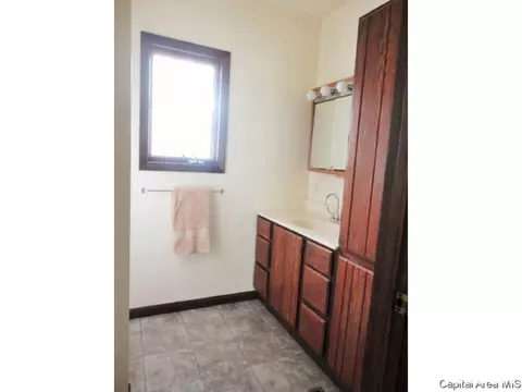 620 E Oak St, Taylorville, IL 62568 photo 15
