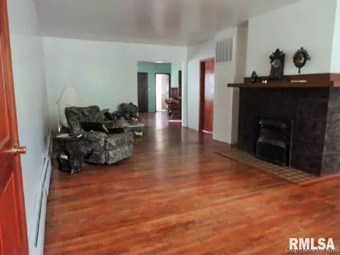 620 E Oak St, Taylorville, IL 62568 photo 6
