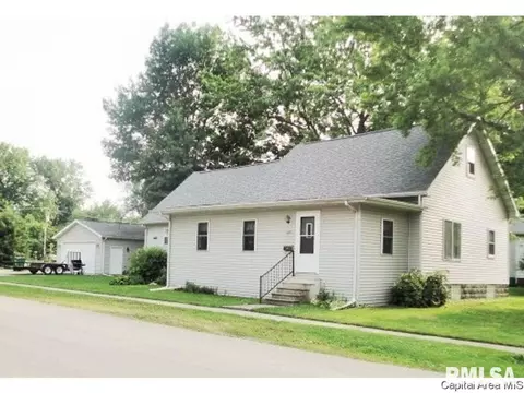 620 E Oak St, Taylorville, IL 62568 photo 1