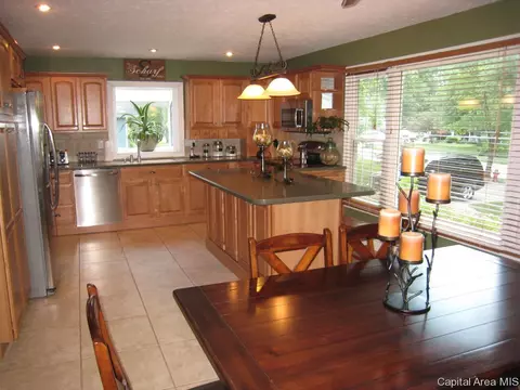 47 Frontier Lake Dr, Springfield, IL 62707 photo 2