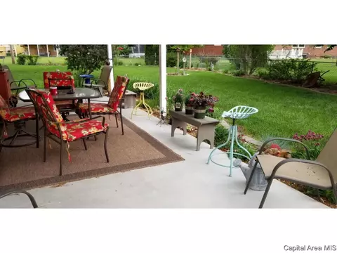 2317 Eastview Dr, Springfield, IL 62702 photo 2