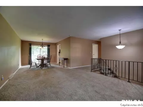 8 Oakmont Dr, Springfield, IL 62704 photo 3