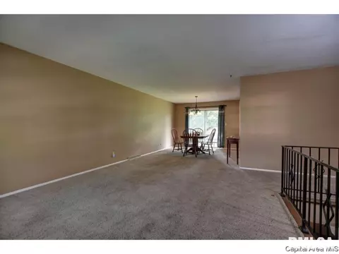8 Oakmont Dr, Springfield, IL 62704 photo 2