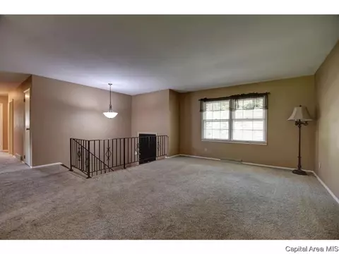 8 Oakmont Dr, Springfield, IL 62704 photo 4