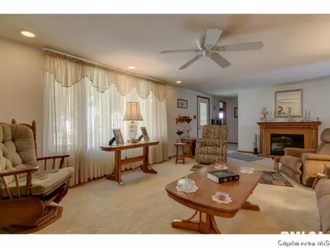 409 N Springfield Rd, Athens, IL 62613 photo 4