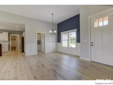 5812 Kelley Point Dr, Springfield, IL 62711 photo 2