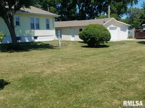 621 E Palm St, Roodhouse, IL 62082 photo 2
