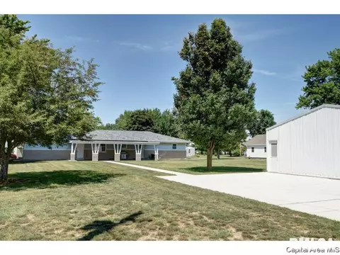 248 E Olive St, Virden, IL 62690 photo 4