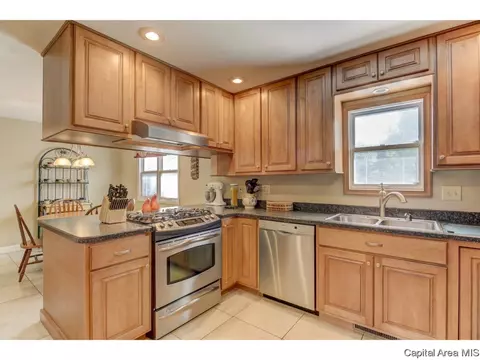 805 High Pointe Dr, Springfield, IL 62702 photo 9