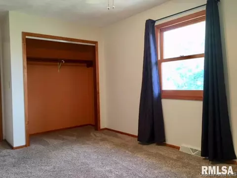 809 W Washington St, Athens, IL 62613 photo 10