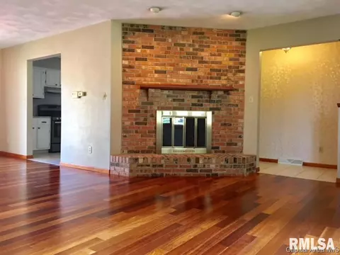 809 W Washington St, Athens, IL 62613 photo 3