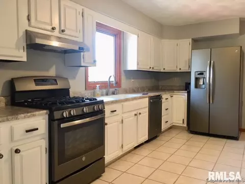 809 W Washington St, Athens, IL 62613 photo 6