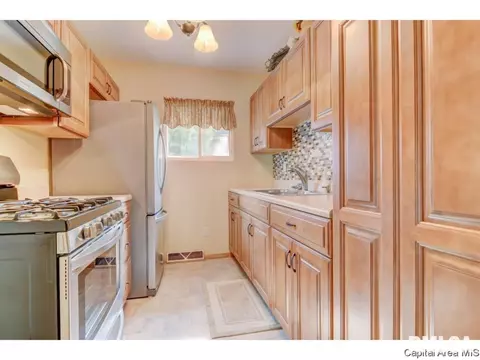 700 E Dove, Athens, IL 62613 photo 4