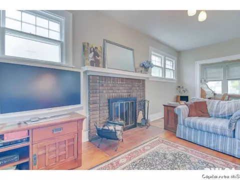 1817 S Walnut St, Springfield, IL 62704 photo 2