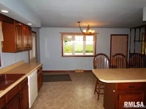 404 Carson St, Loami, IL 62661 photo 6