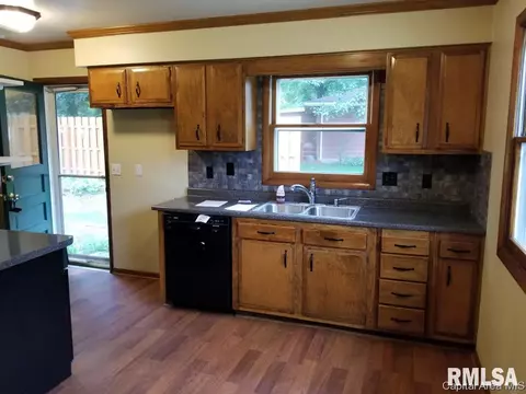 8 Cheyenne Dr, Springfield, IL 62711 photo 2