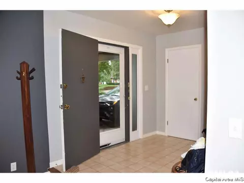 2 Oakmont Dr, Springfield, IL 62704 photo 2