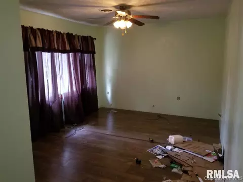 506 W Wright St, Virden, IL 62690 photo 3