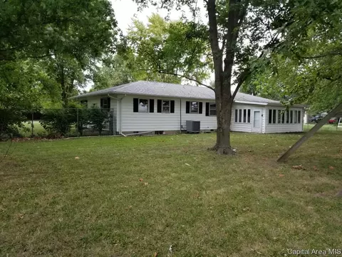 506 W Wright St, Virden, IL 62690 photo 2