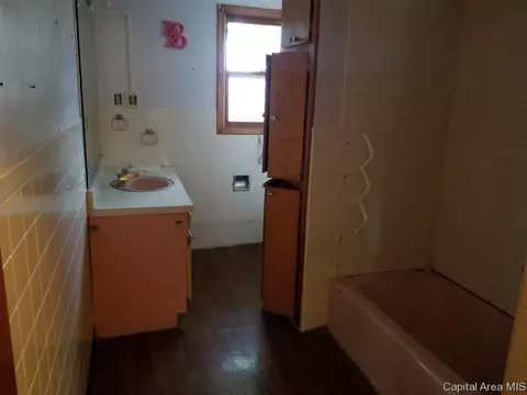 506 W Wright St, Virden, IL 62690 photo 8
