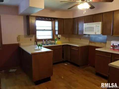 506 W Wright St, Virden, IL 62690 photo 5