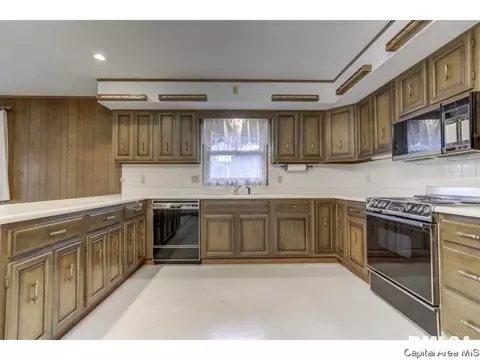 2432 Manchester, Springfield, IL 62704 photo 12