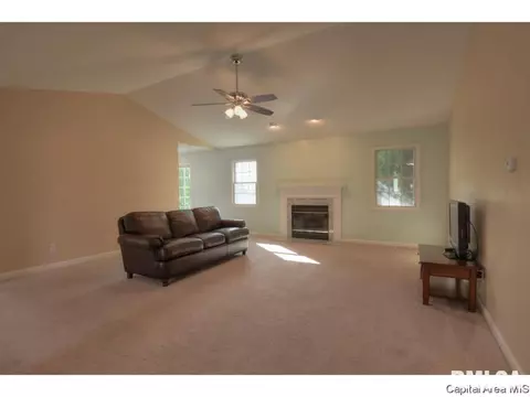 4628 Svenson Dr, Springfield, IL 62711 photo 2