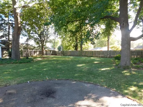 2000 Barberry Dr, Springfield, IL 62704 photo 4