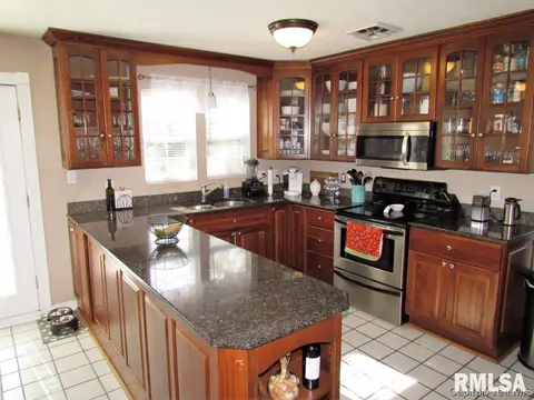 18 Groton Dr, Springfield, IL 62702 photo 4