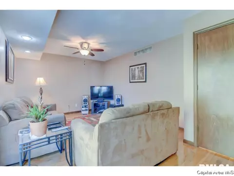 1512 Devonwood, Springfield, IL 62704 photo 12