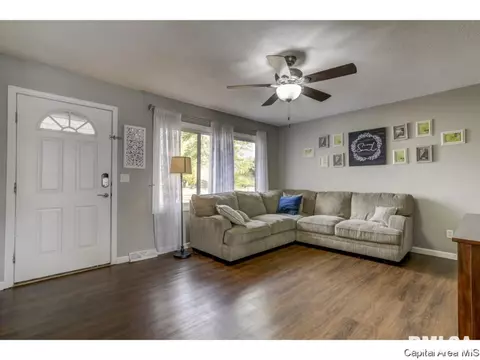 412 E Lynwood Dr, Athens, IL 62613 photo 2