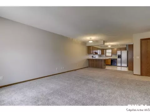 5222 Carlton Dr, Springfield, IL 62703 photo 2