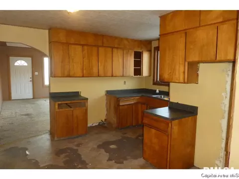 303 S 4th St, Benld, IL 62009 photo 4