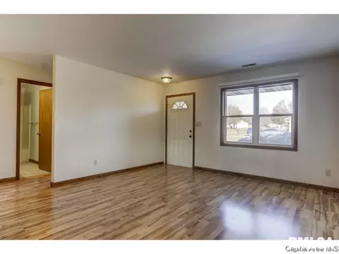 413 E Madison St, Auburn, IL 62615 photo 2