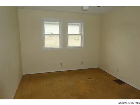 102 E Teak St, Thayer, IL 62689 photo 8