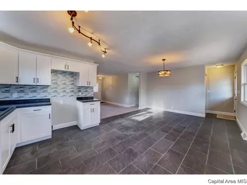 220 Collier Dr, Springfield, IL 62704 photo 3