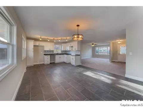 220 Collier Dr, Springfield, IL 62704 photo 2
