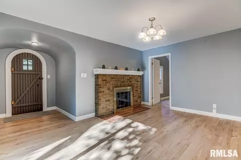 904 E Washington St, Riverton, IL 62561 photo 2