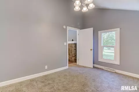 904 E Washington St, Riverton, IL 62561 photo 16